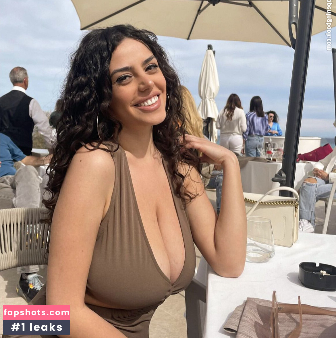 Roberta gallery photo #9