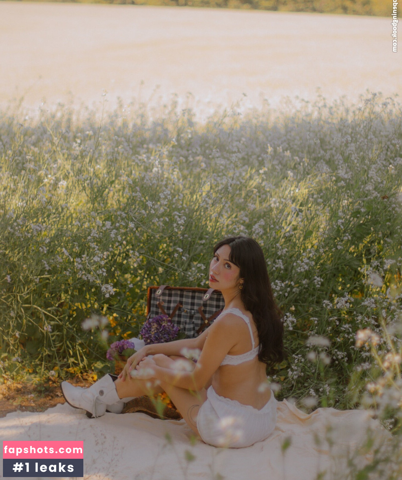 Robin Mae gallery photo #3