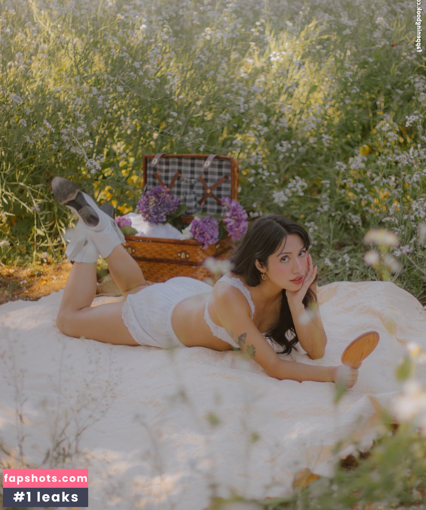 Robin Mae gallery photo #5