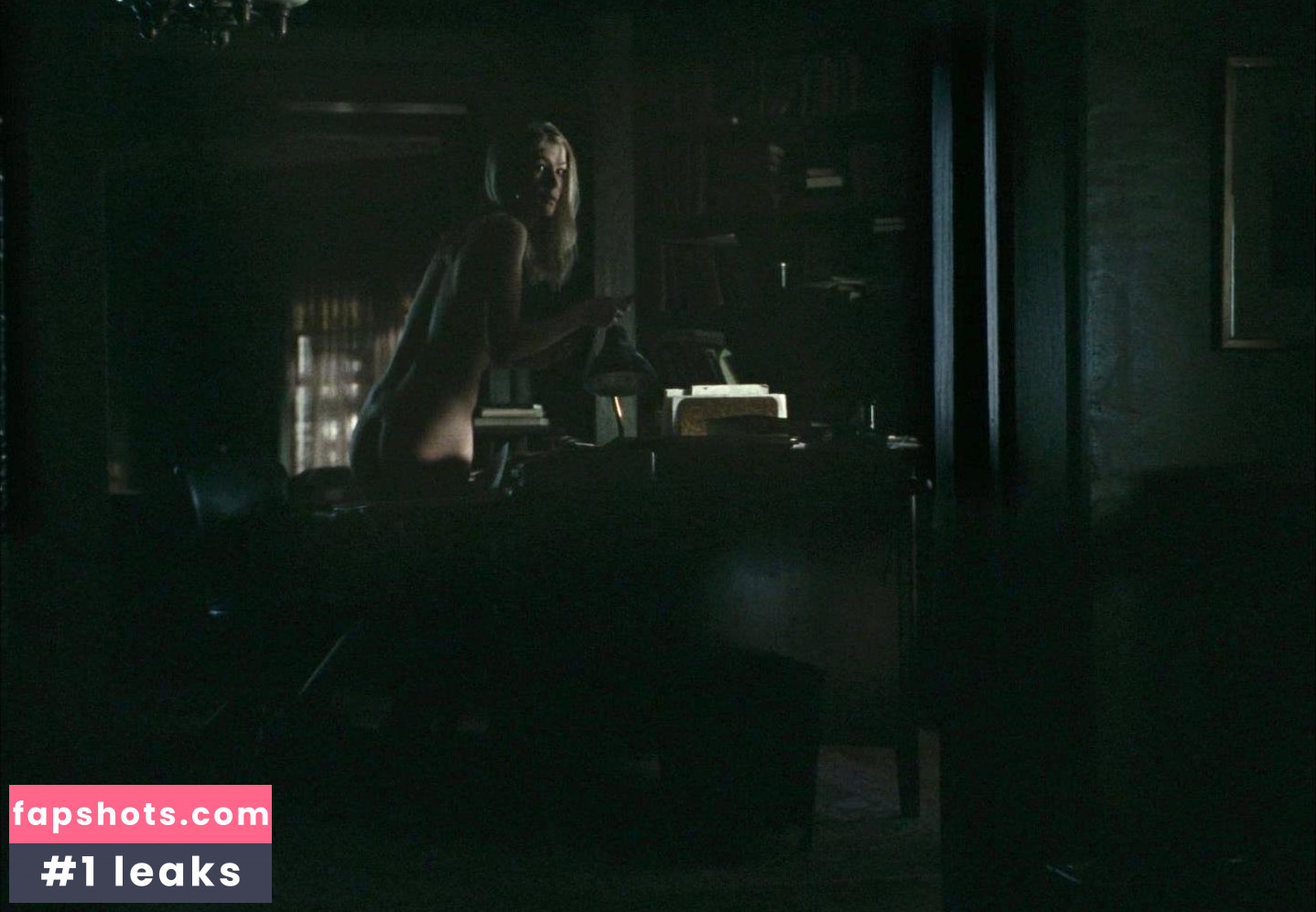 Rosamund Pike Nahé úniky fotek pouze od fanoušků #221 - Fapshots