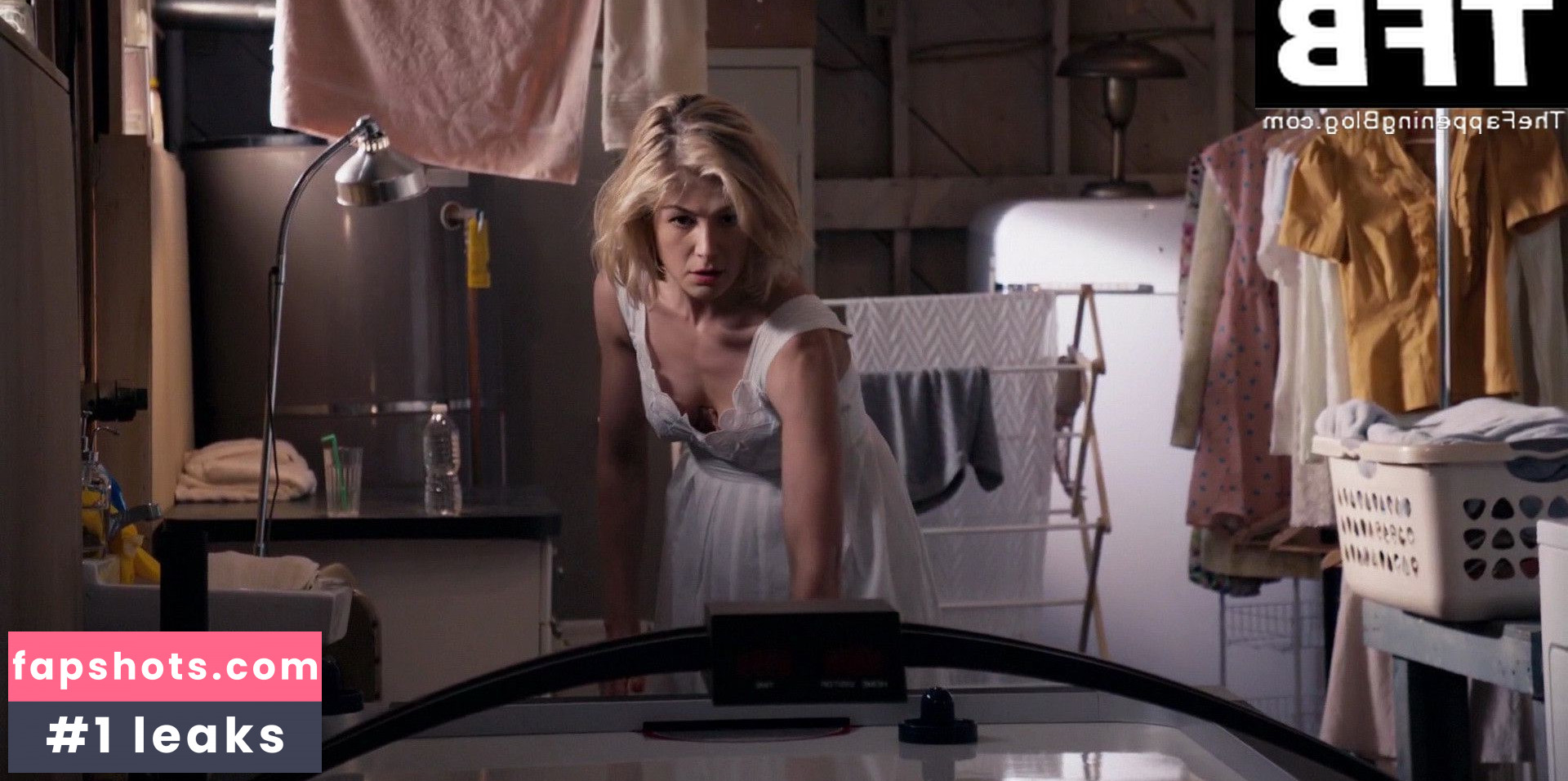 Rosamund Pike Nahé úniky fotek pouze od fanoušků #58 - Fapshots