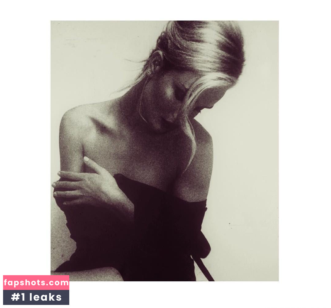 Rosie Huntington-Whiteley Nude Leaks OnlyFans Photos #565 - LeakJerk