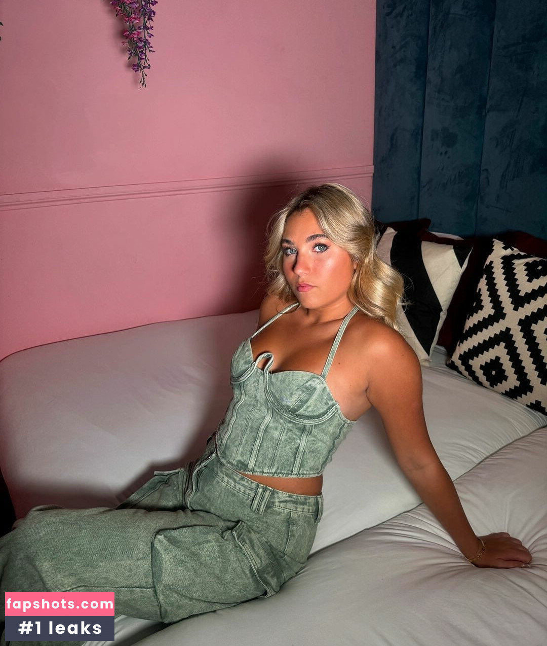 Rosie McClelland gallery photo #170