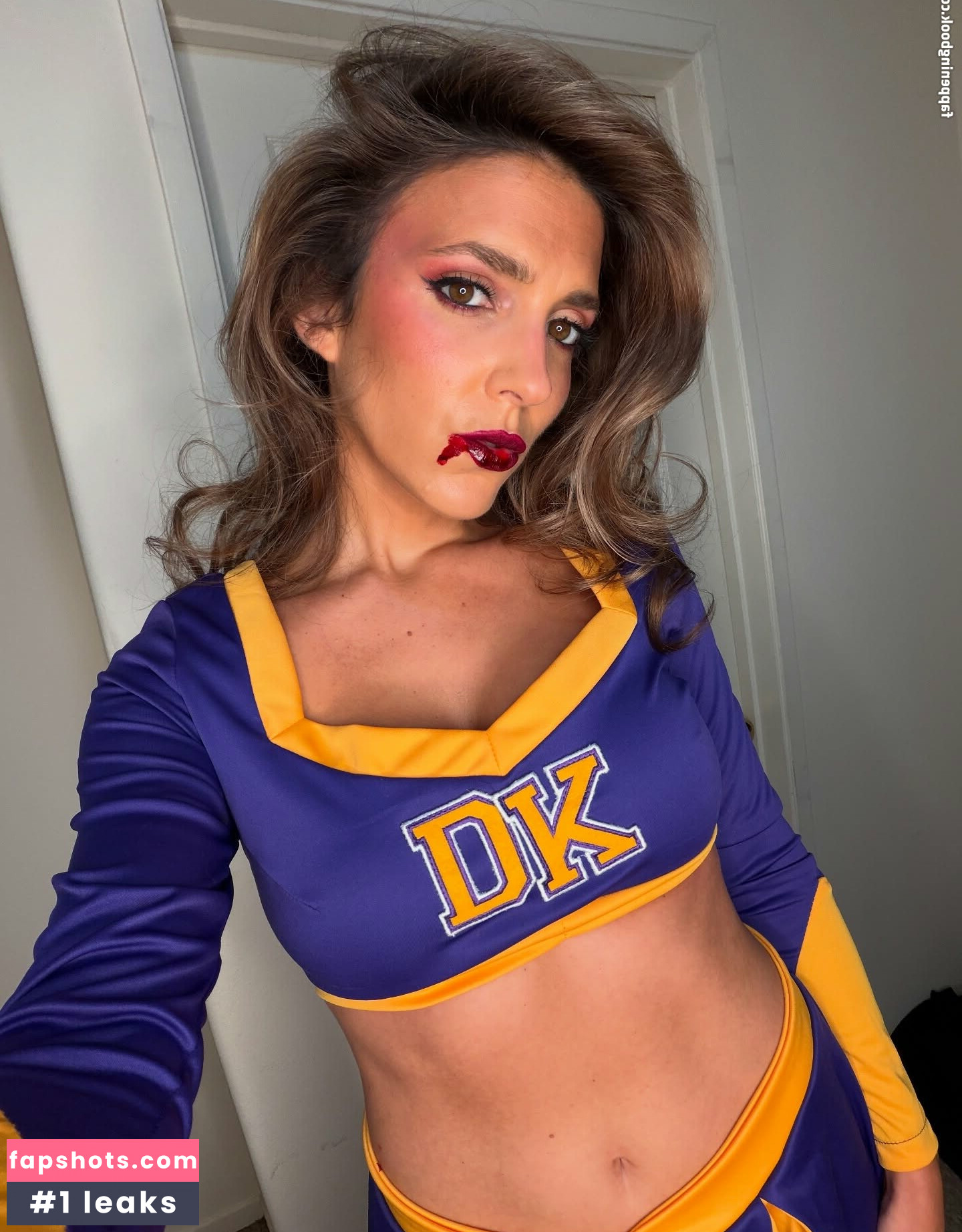 Roxy Striar gallery photo #4