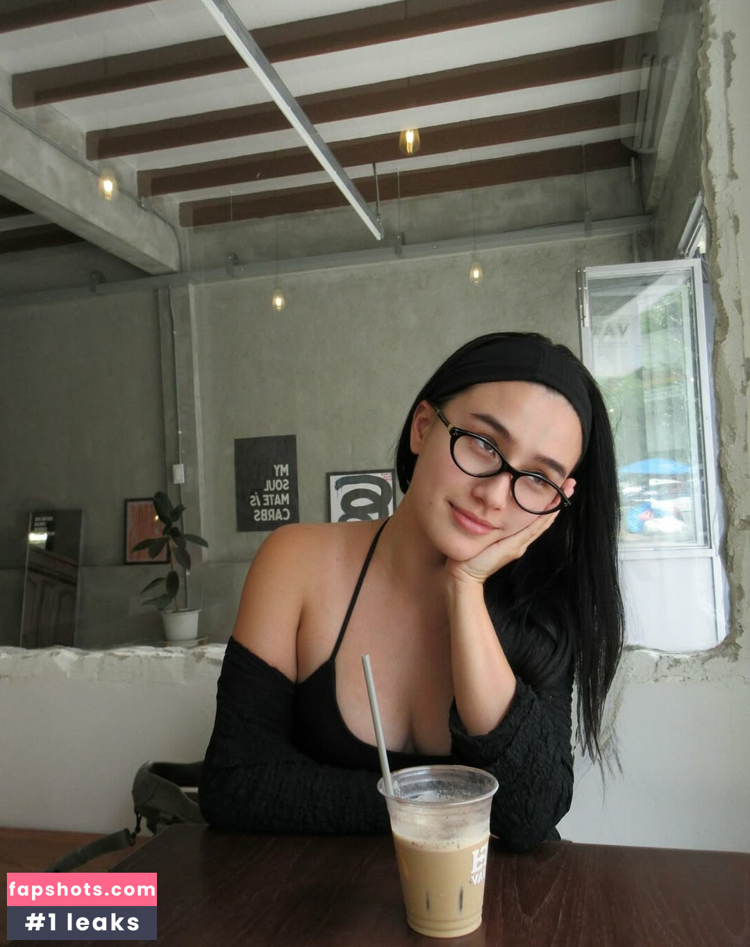 Saffron Sharpe gallery photo #6