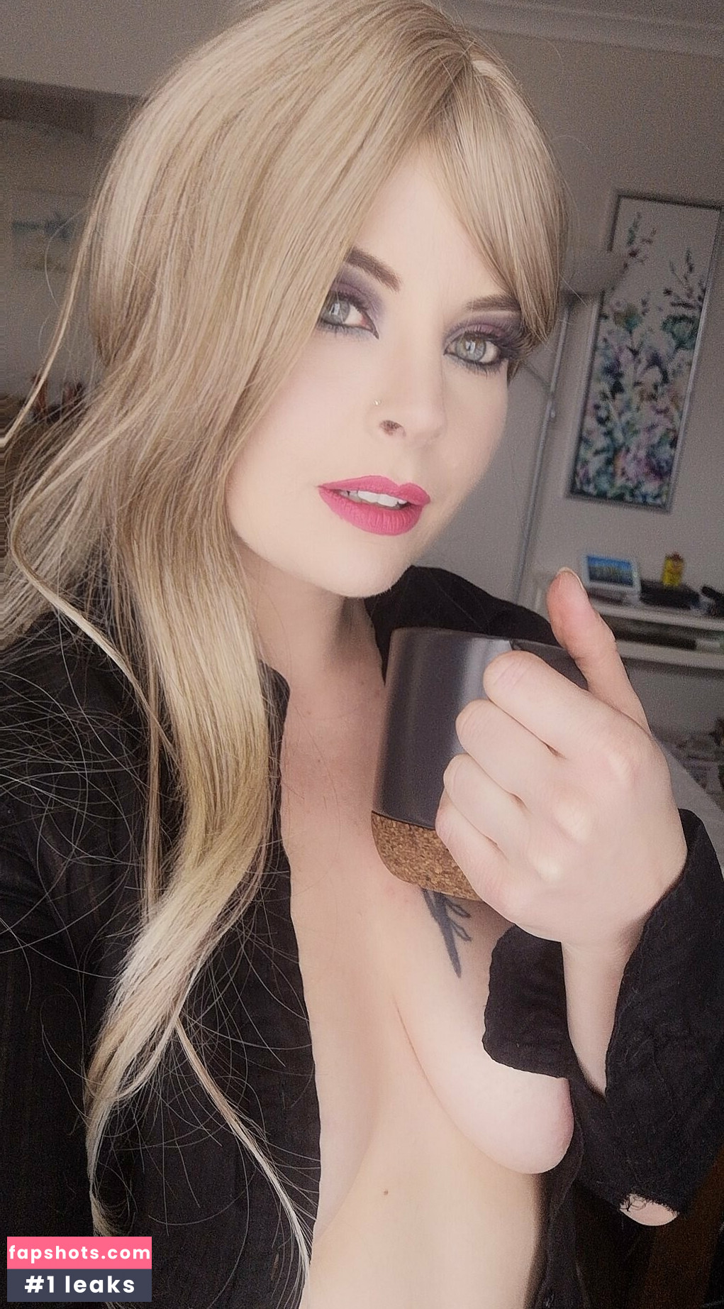 Sailor Banana nude babe gallery