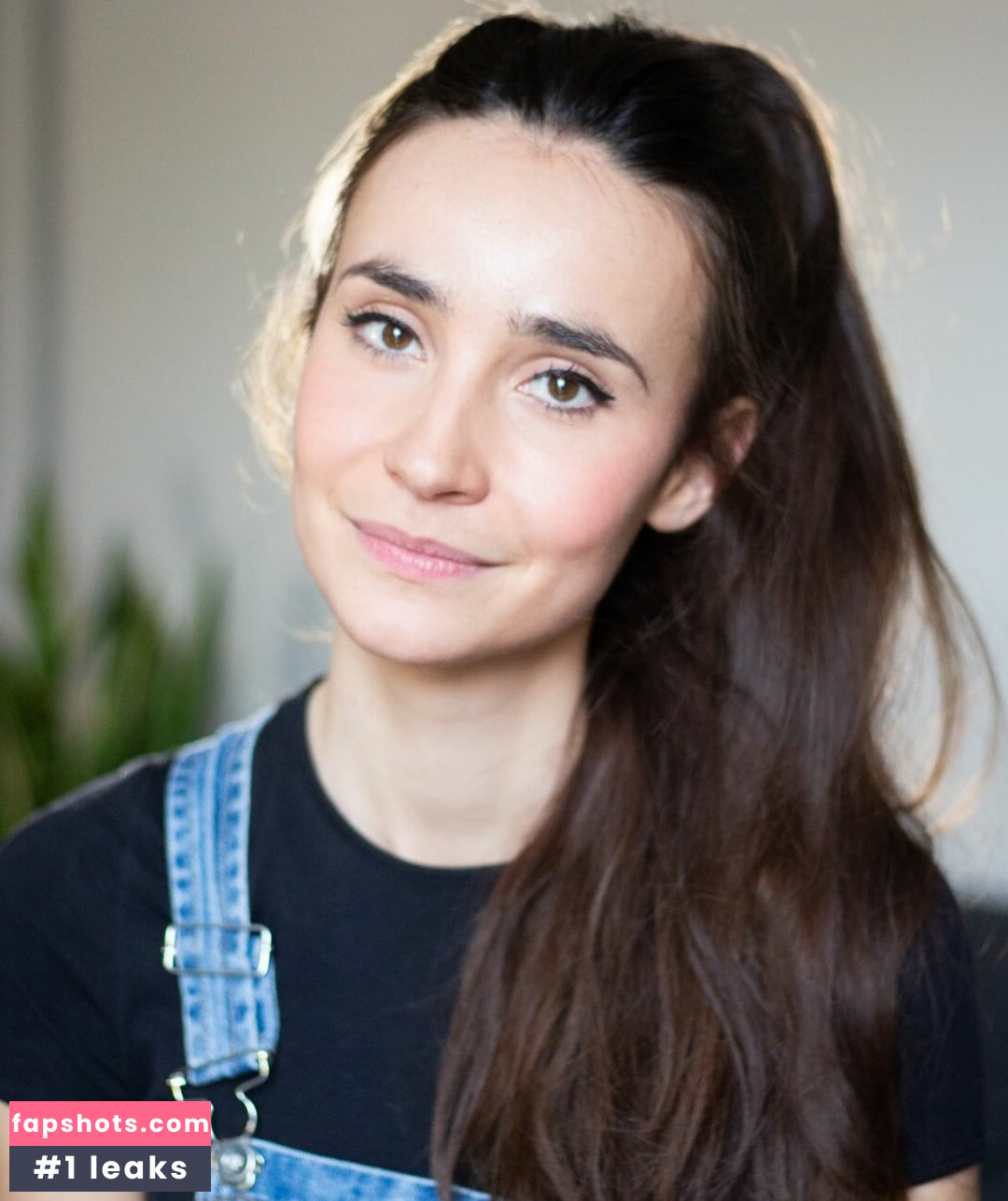 Salomé Saqué nude babe gallery