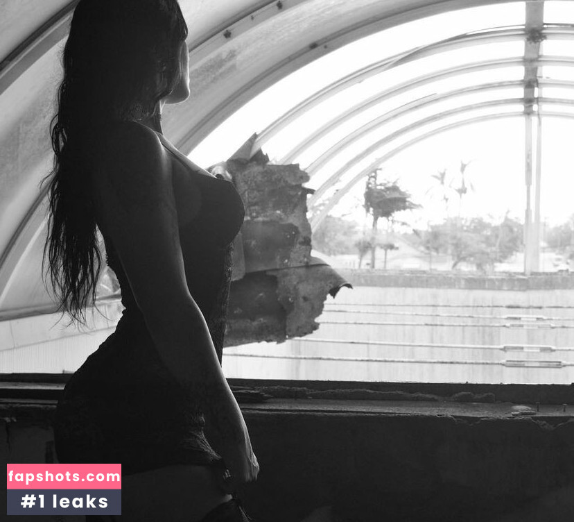 Samantha Brook gallery photo #16