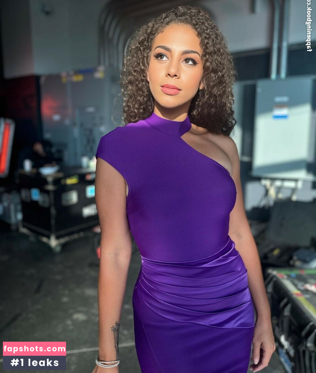 Samantha Irvin gallery photo #182