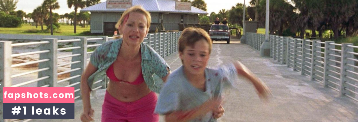 Samantha Mathis gallery photo #16