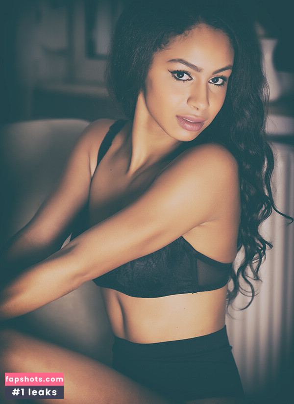 Samira Oué gallery photo #4