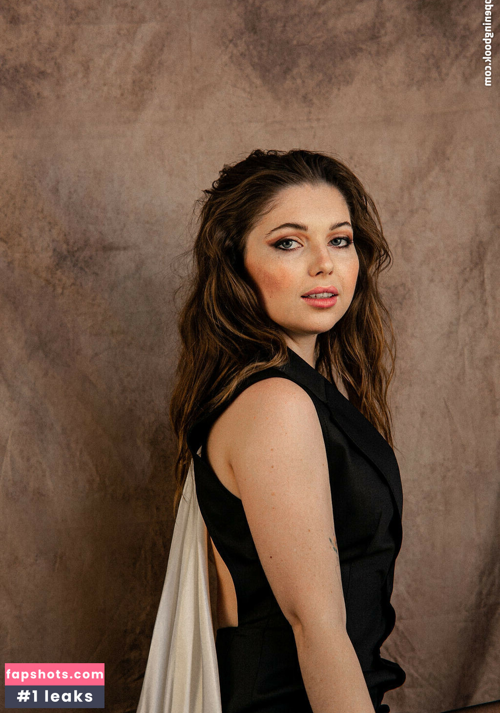 Sammi Hanratty gallery photo #2