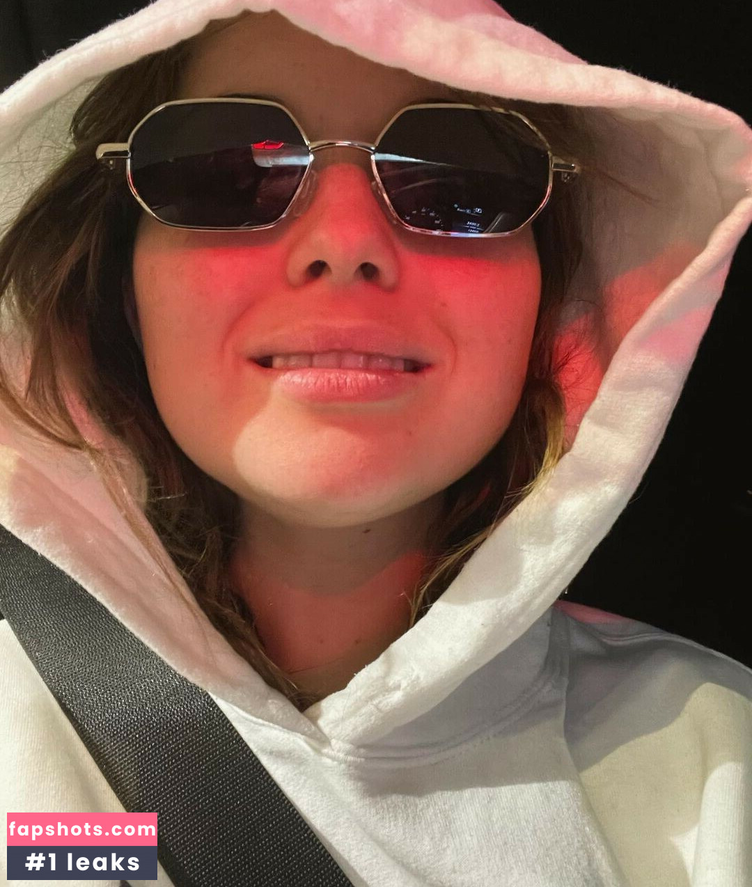 Sammi Hanratty gallery photo #171