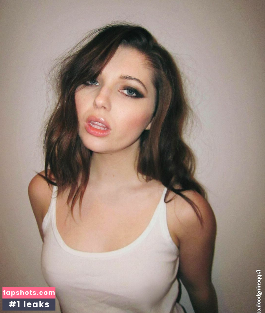 Sammi Hanratty gallery photo #245