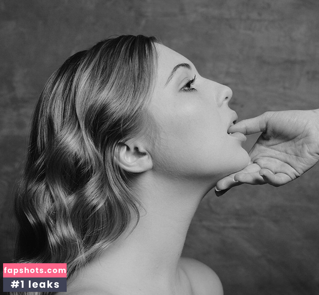 Sammi Hanratty gallery photo #30