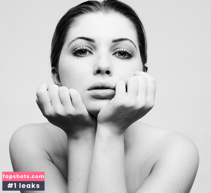 Sammi Hanratty gallery photo #37