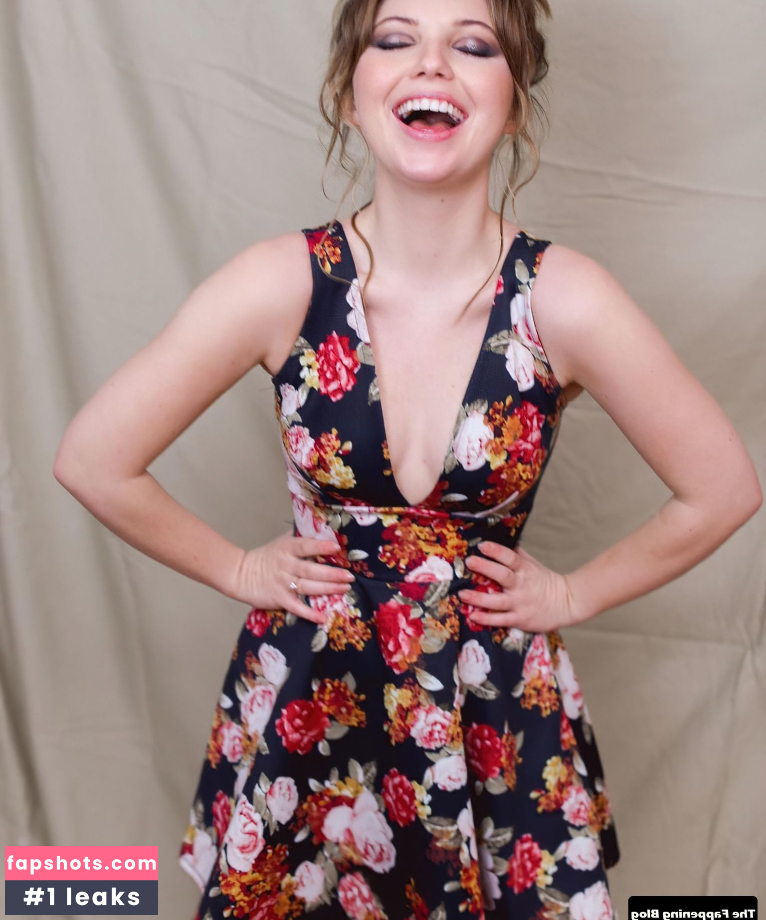 Sammi Hanratty gallery photo #398