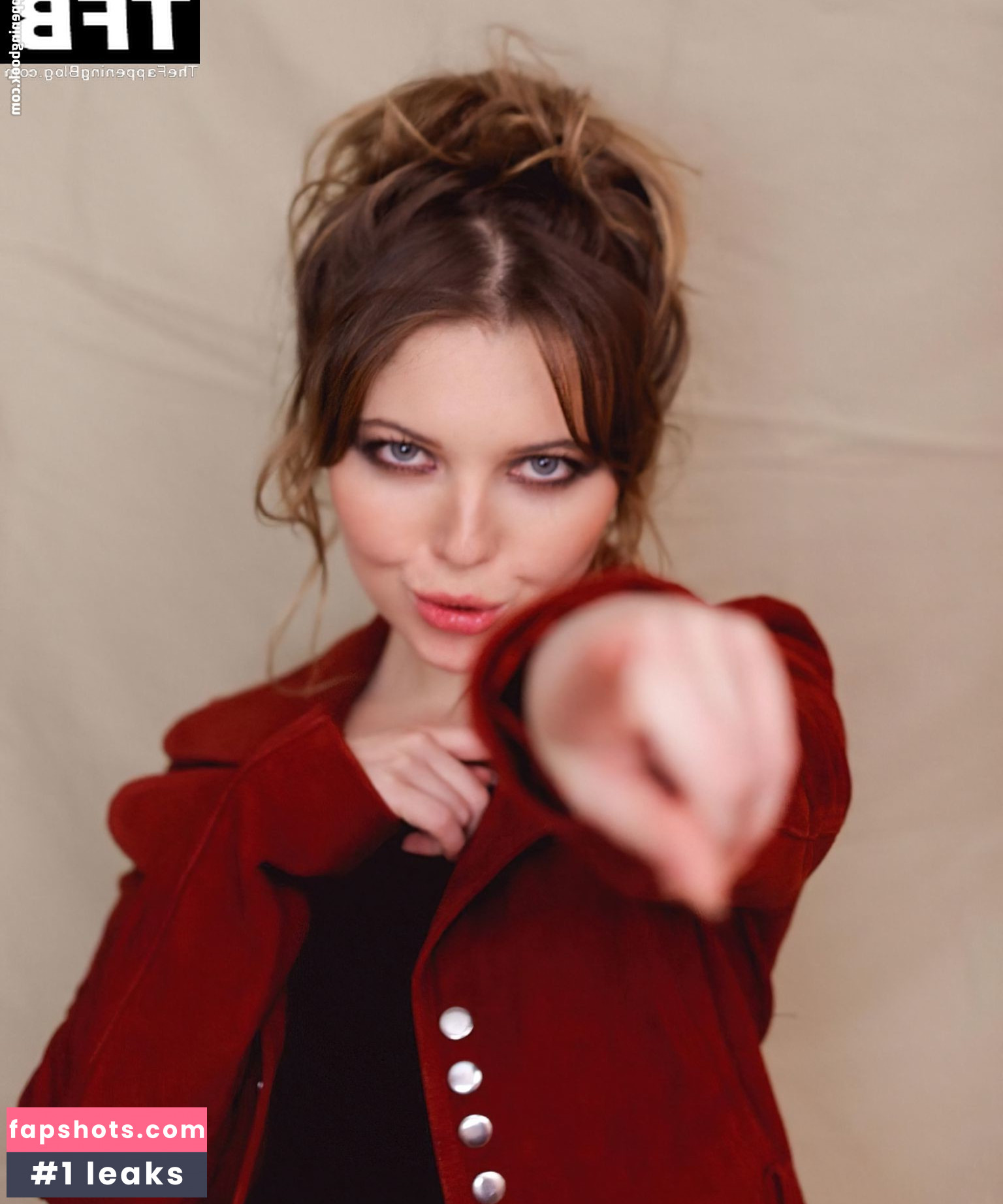 Sammi Hanratty gallery photo #399