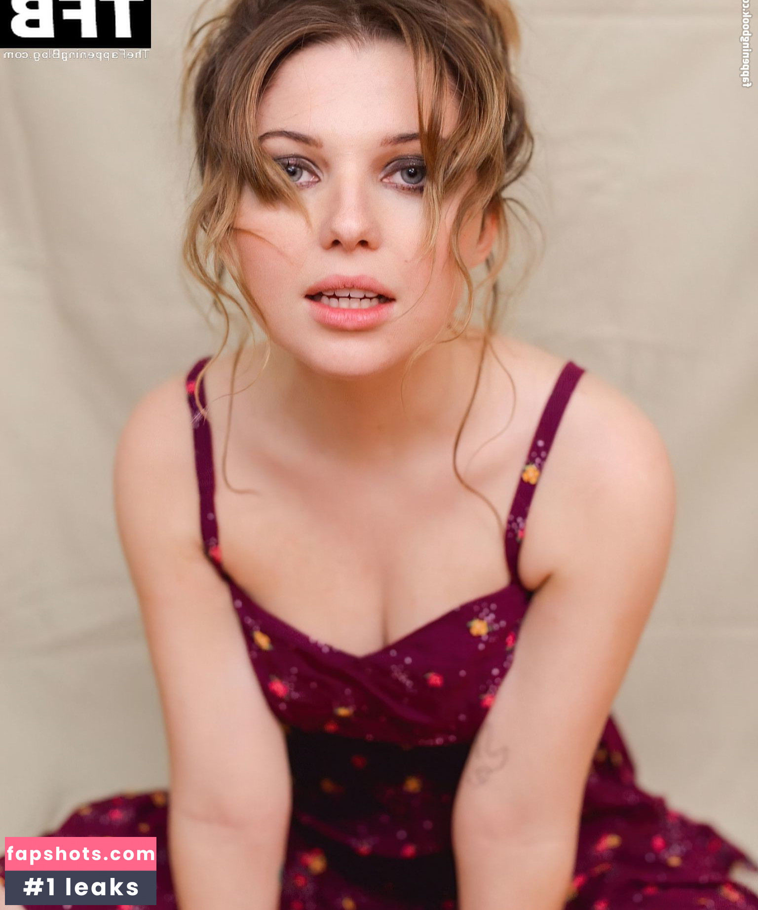 Sammi Hanratty gallery photo #405
