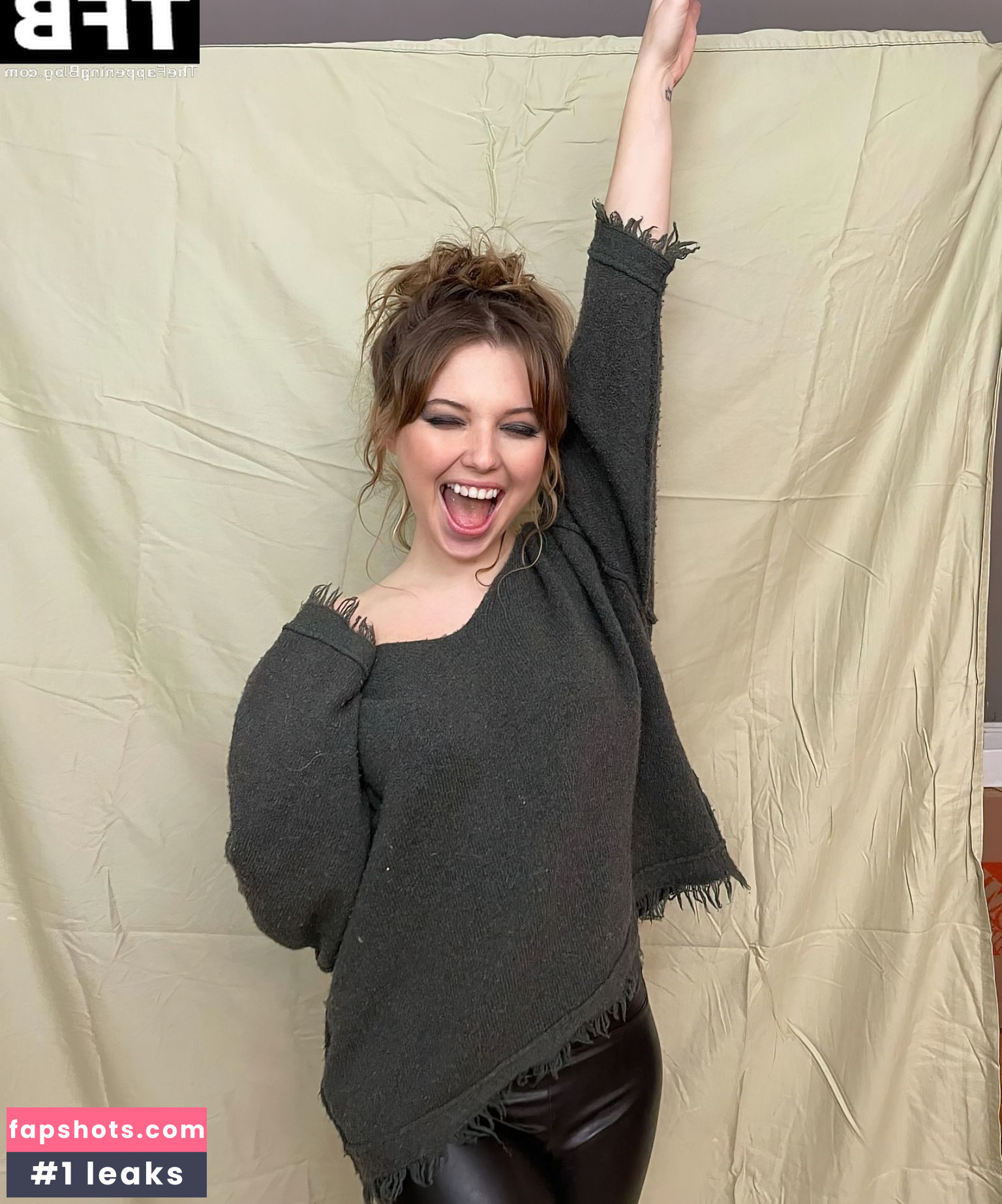 Sammi Hanratty gallery photo #417