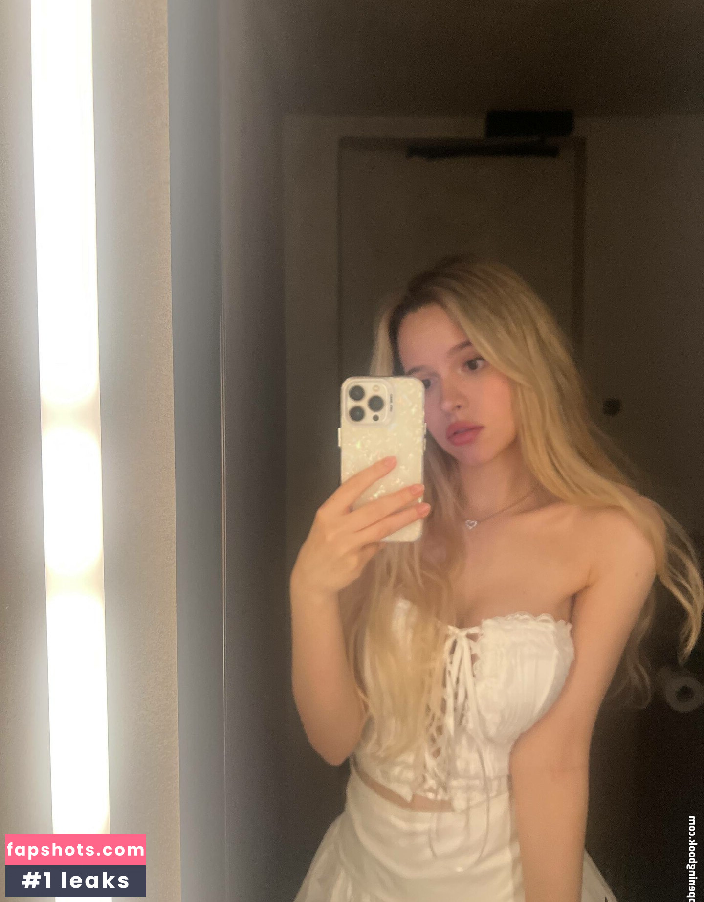 Sanechka Twitch nude babe gallery