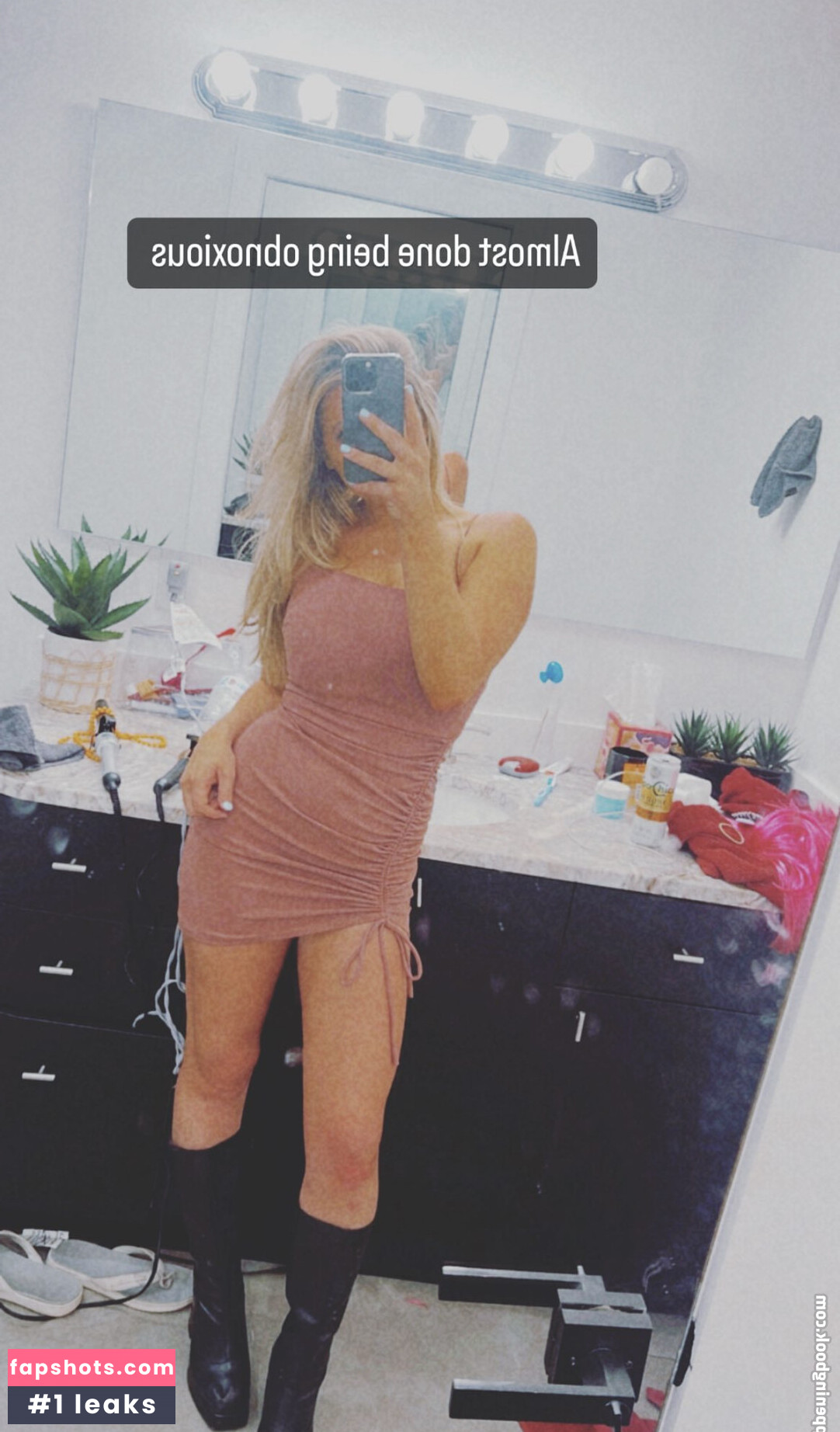 Sara Civian gallery photo #3