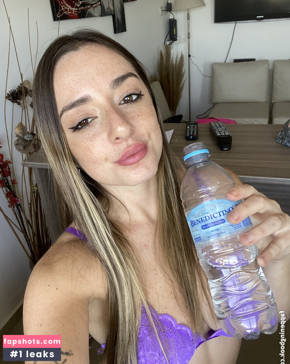 Sara Core gallery photo #11