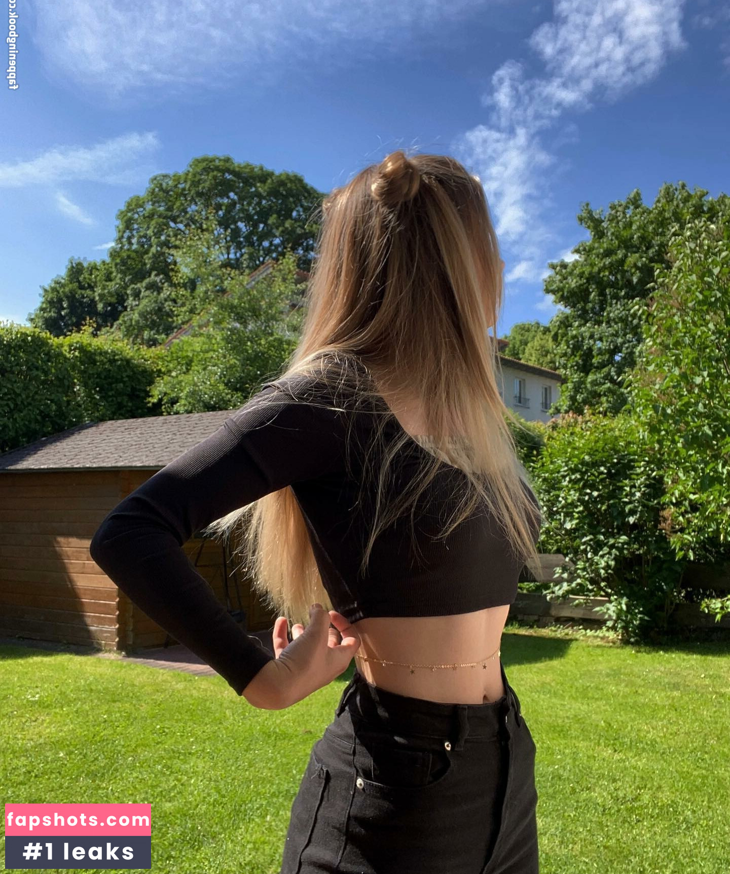 Sara Crumbleleg gallery photo #2