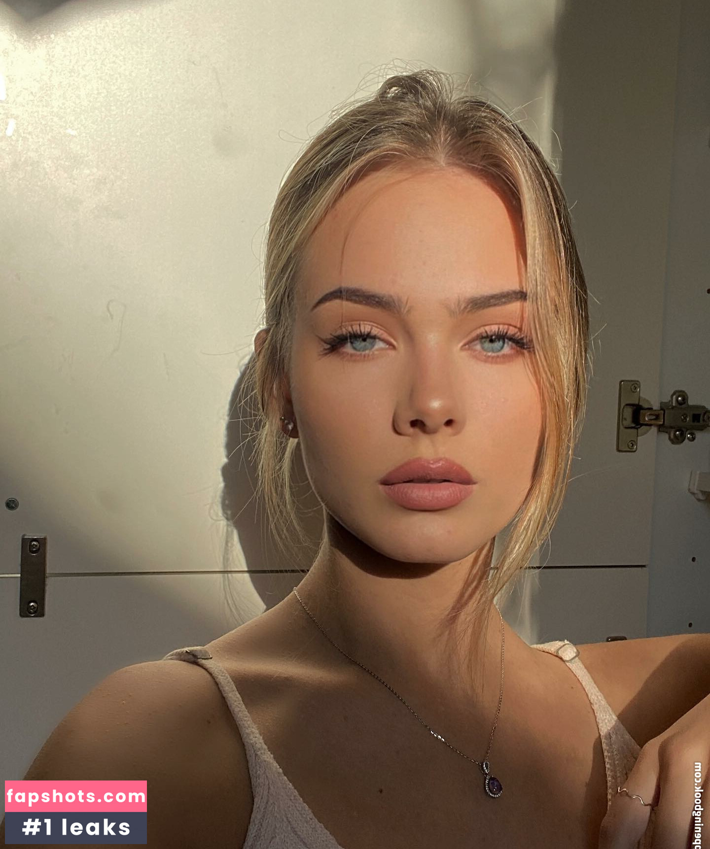 Sara Crumbleleg gallery photo #17