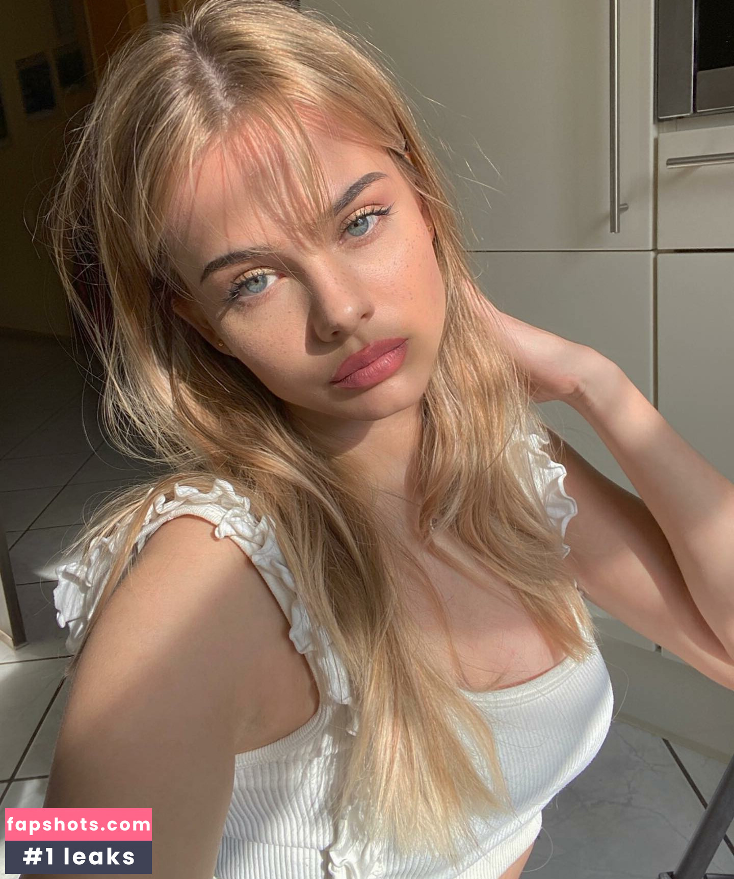 Sara Crumbleleg nude babe gallery