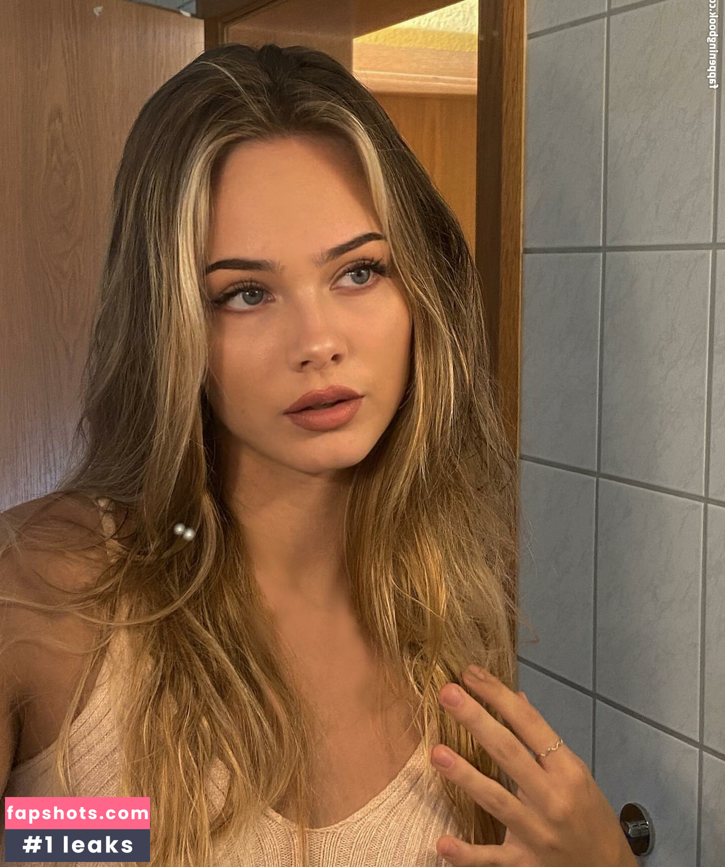 Sara Crumbleleg gallery photo #3