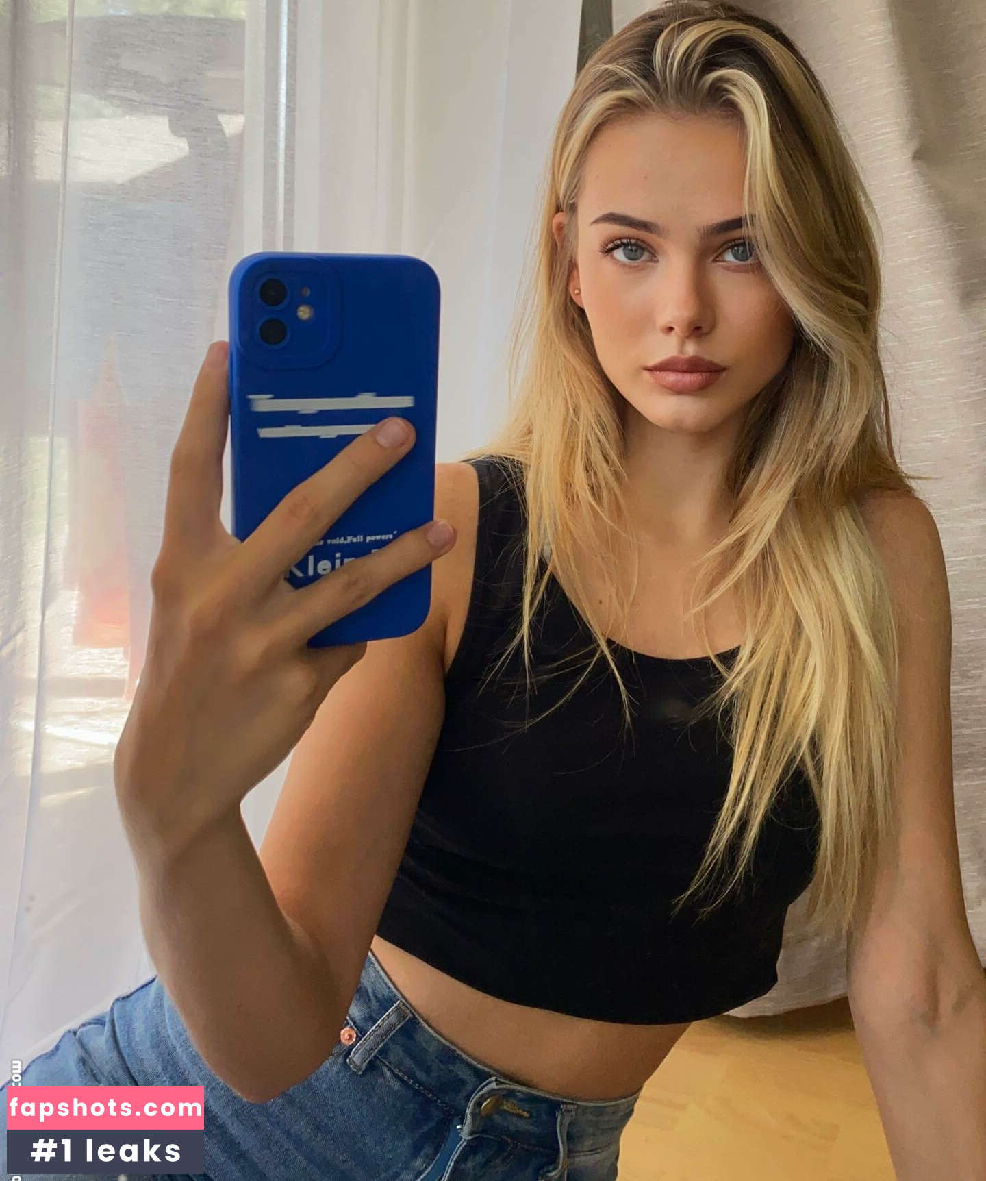 Sara Crumbleleg gallery photo #5