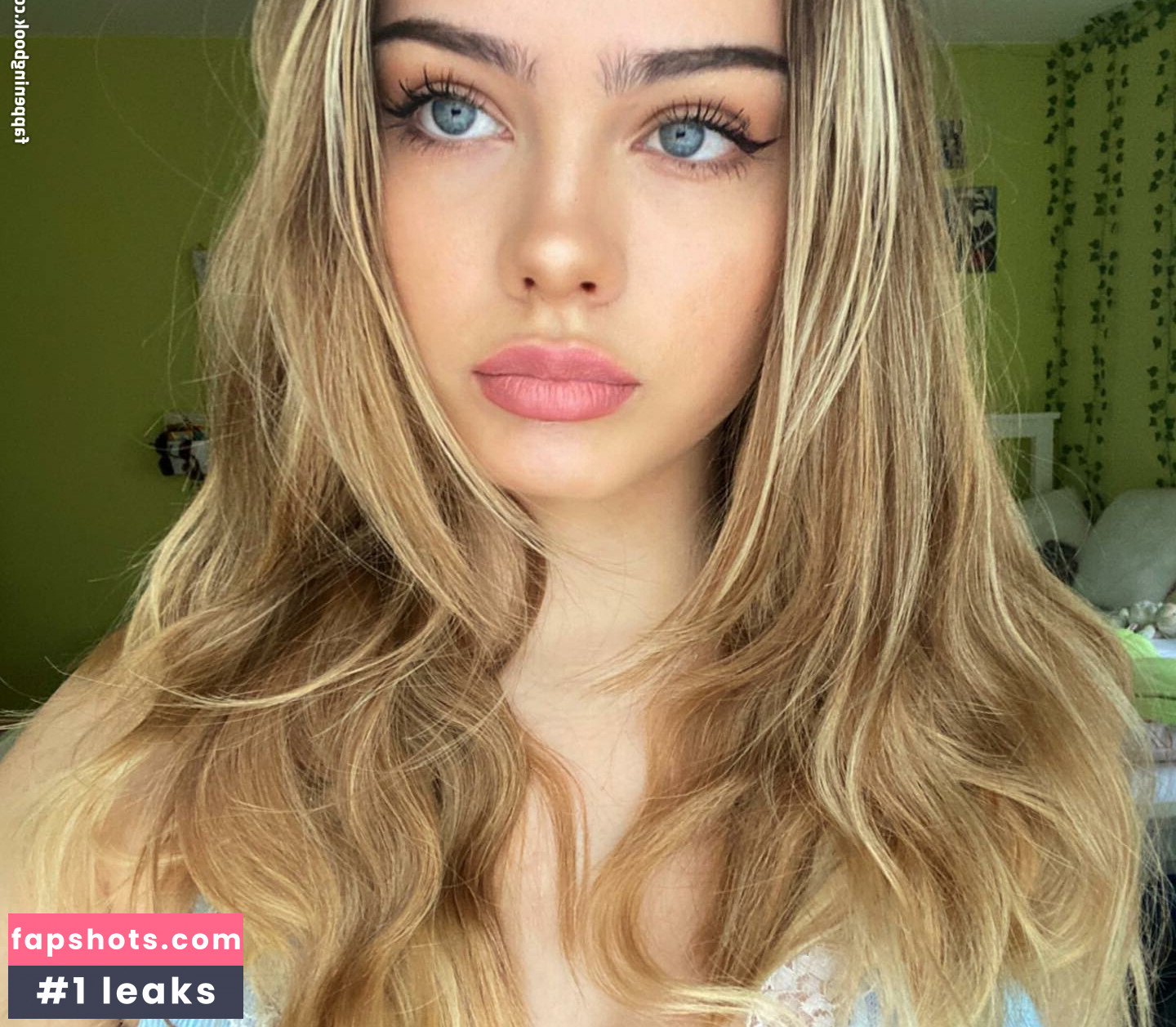 Sara Crumbleleg gallery photo #8