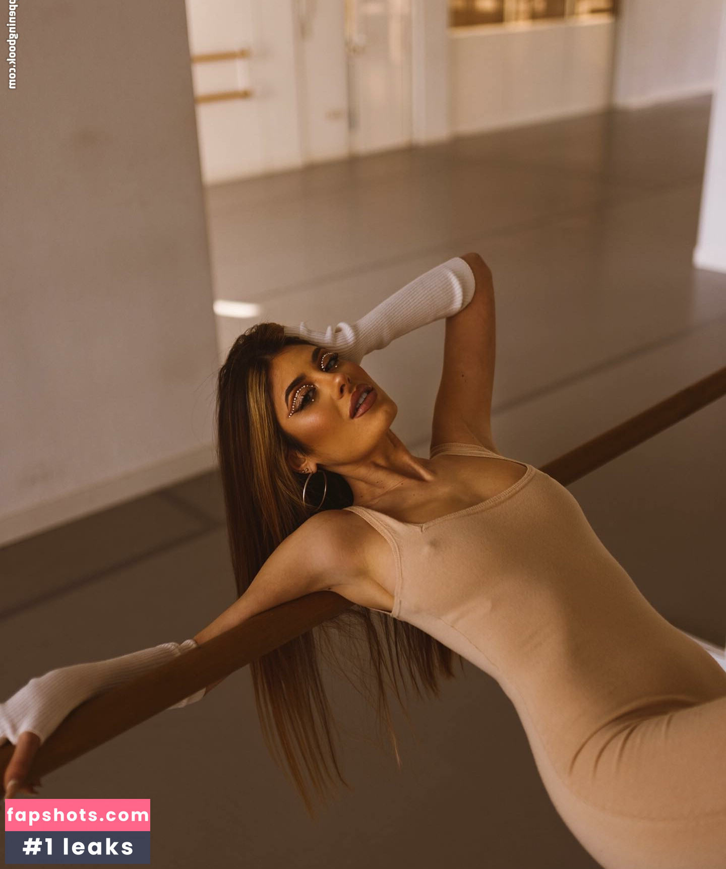 Sara Fructuoso nude babe gallery