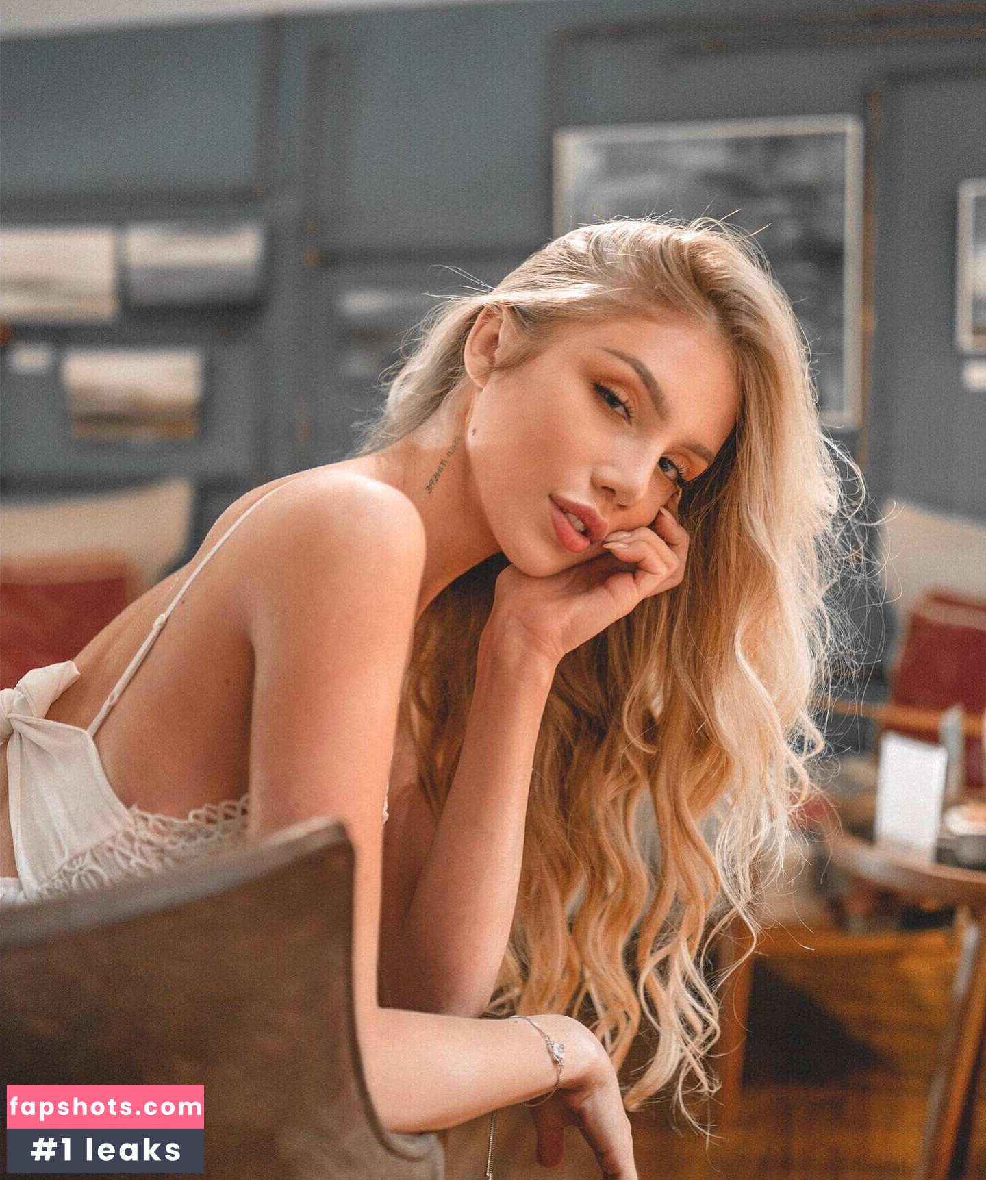 Sara Hardel gallery photo #59