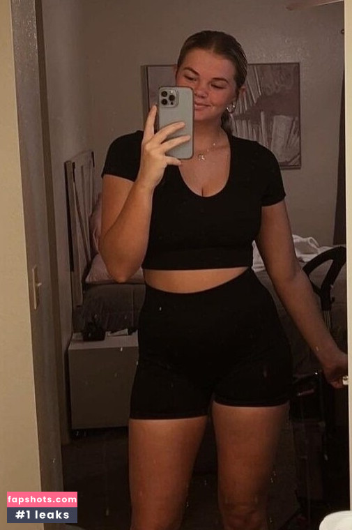 Sara K gallery photo #6