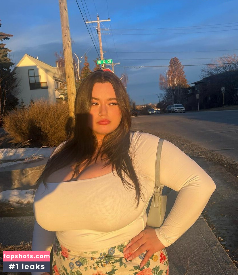 Sara M gallery photo #11