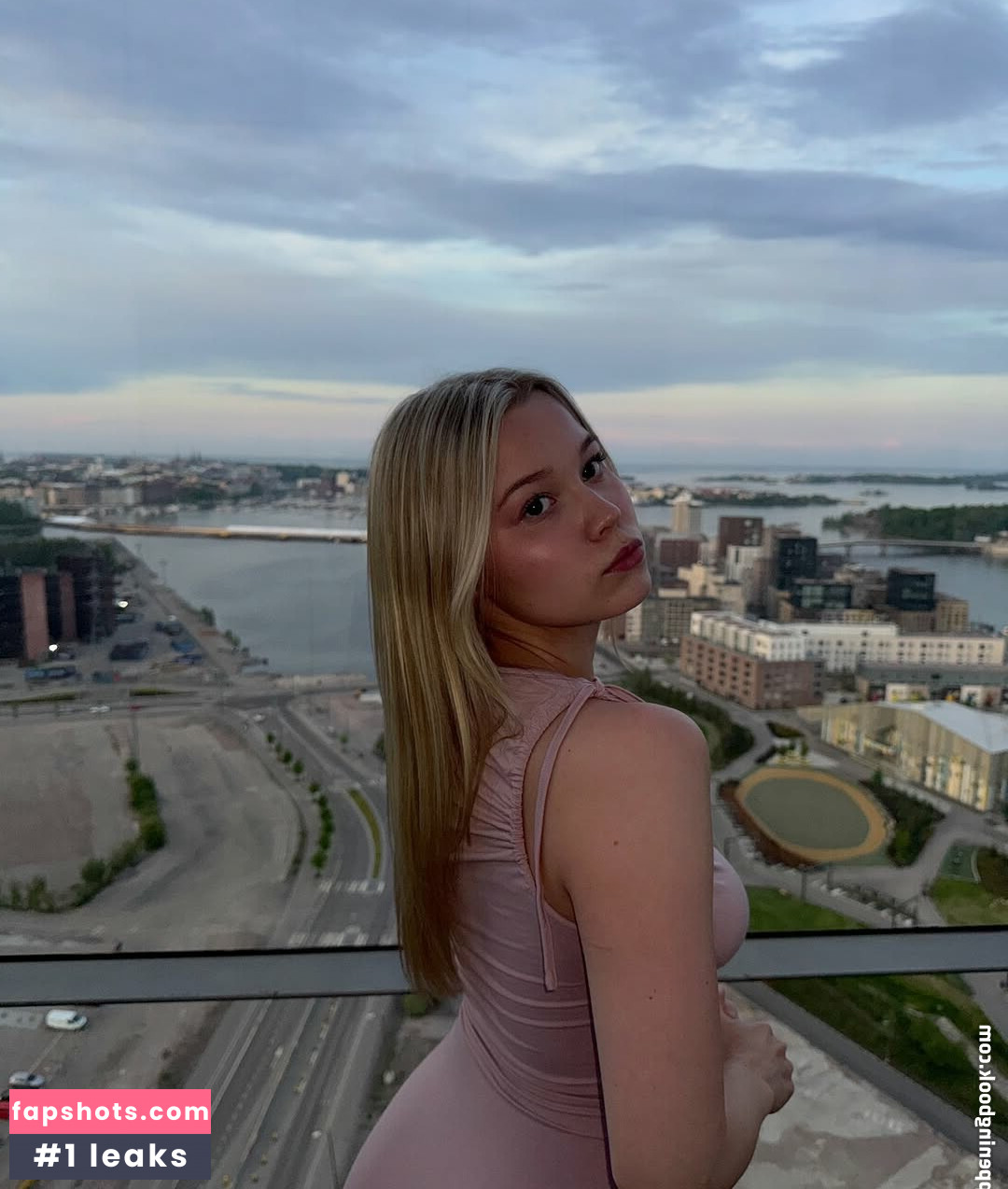 Sara Manner gallery photo #15