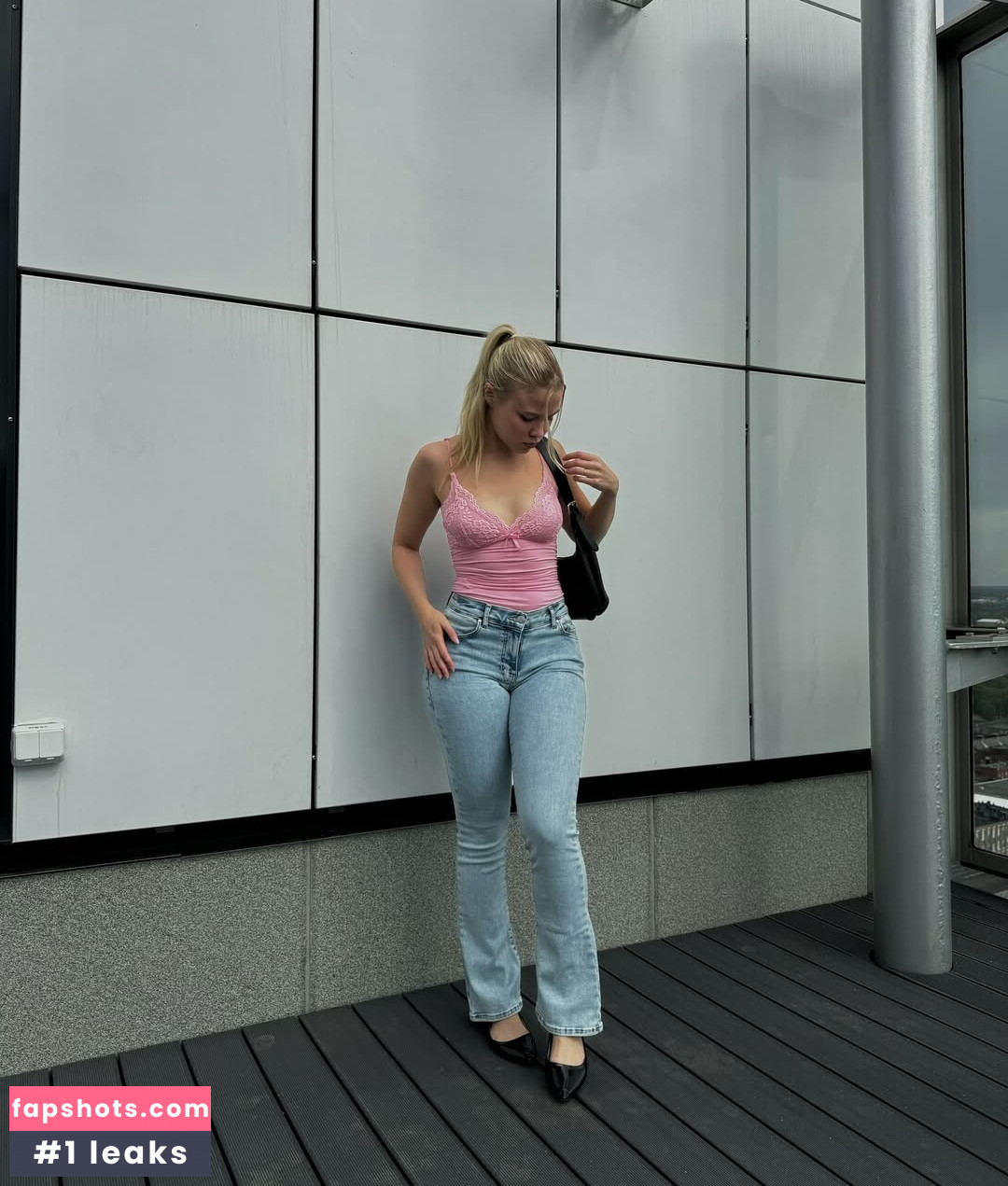 Sara Manner gallery photo #24