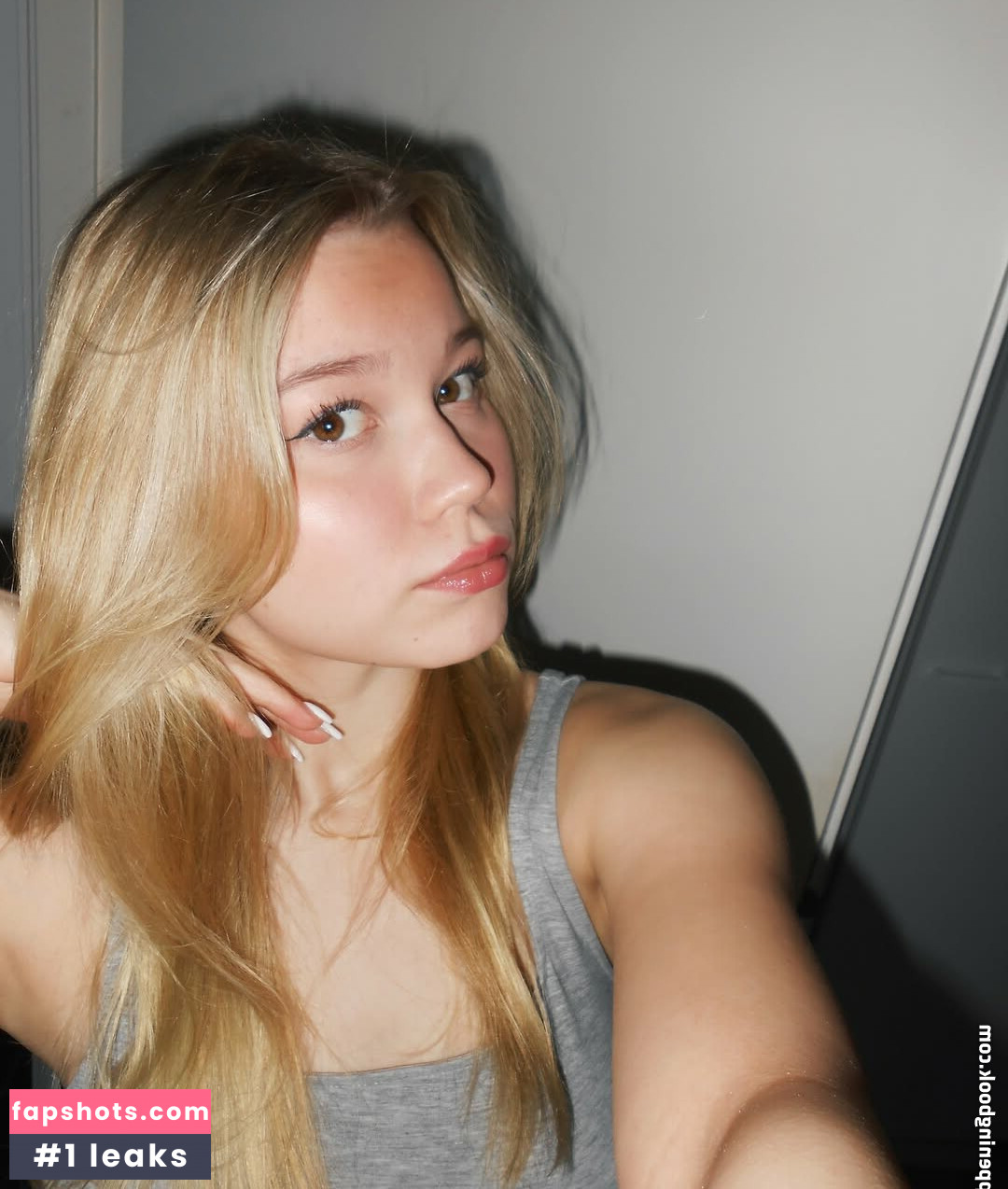 Sara Manner gallery photo #25