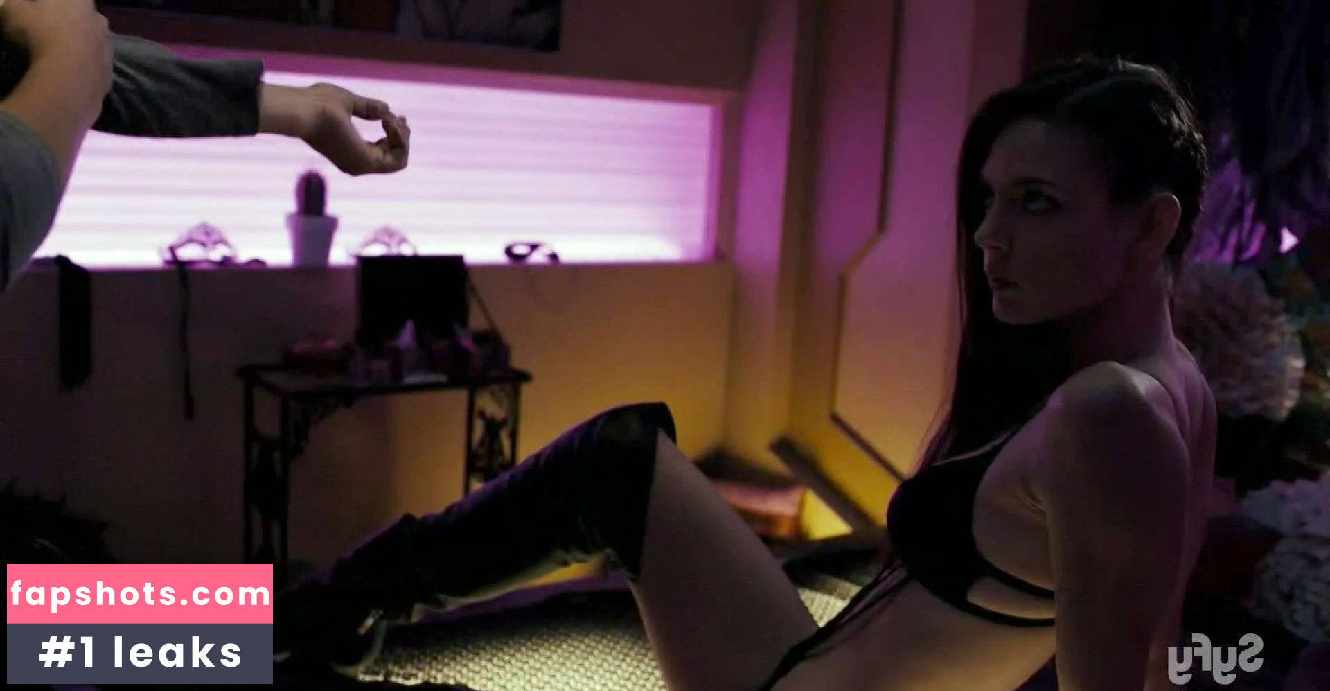 Sara Mitich gallery photo #13