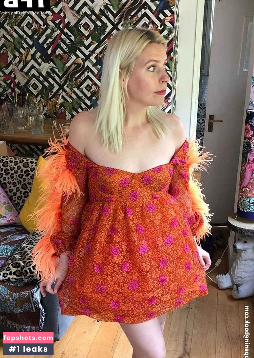 Sara Pascoe nude babe gallery