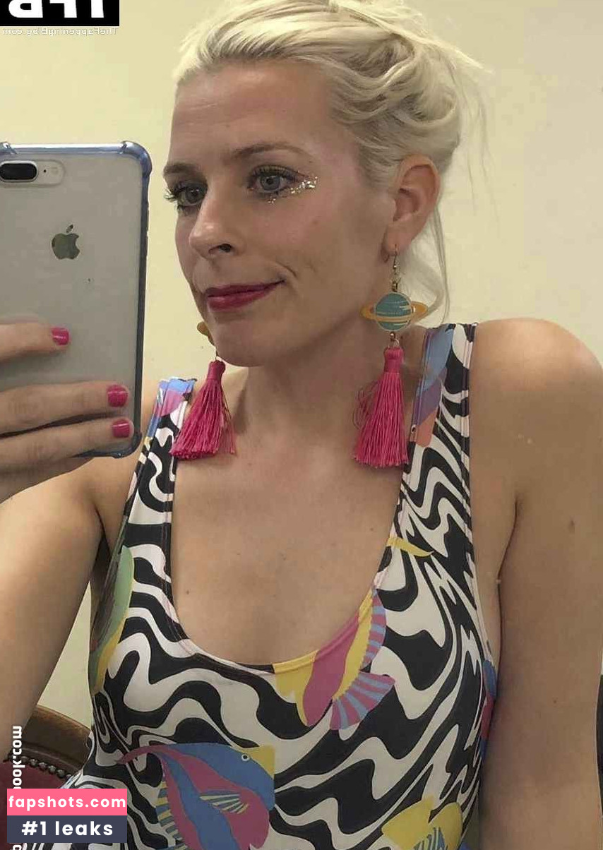 Sara Pascoe gallery photo #4