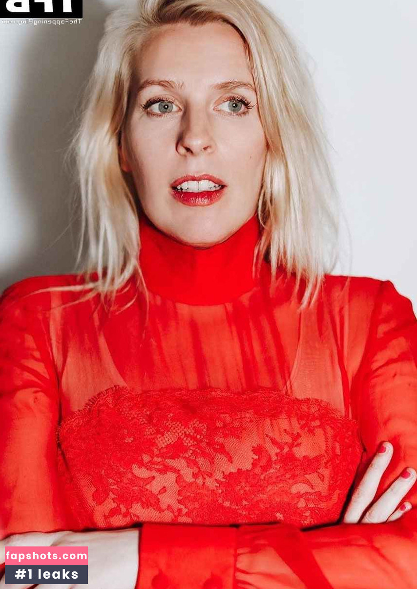 Sara Pascoe gallery photo #5