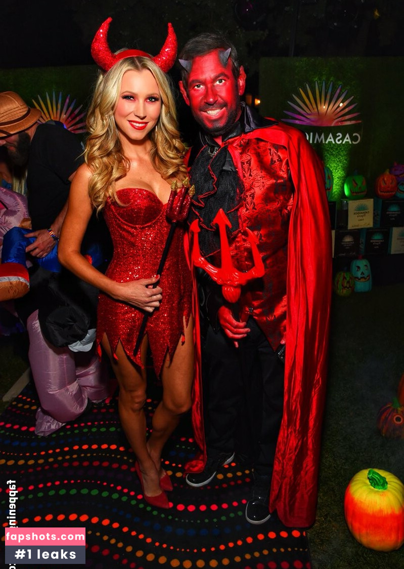 Sara Sanderson gallery photo #7