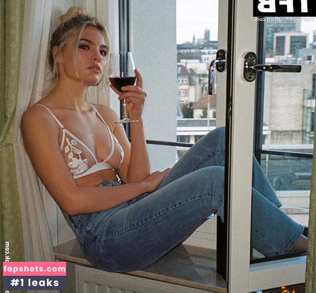 Sarah Almoril gallery photo #27