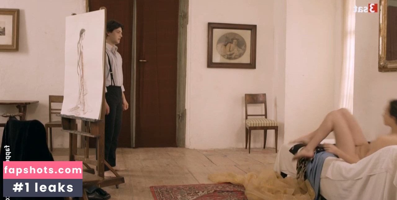 Sarah Born nude babe gallery