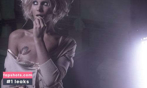 Sarah Brandner gallery photo #19