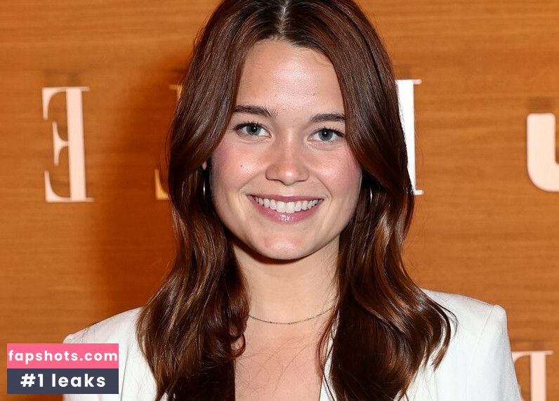 Sarah Catherine Hook gallery photo #17