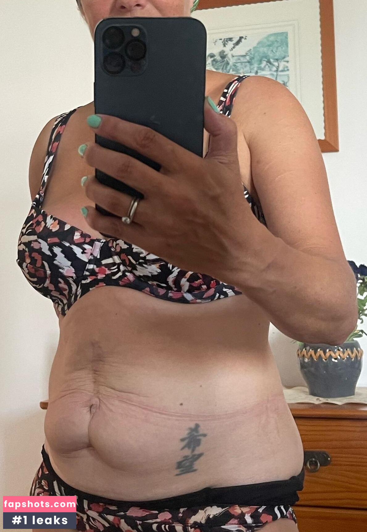 Sarah Cawood gallery photo #12